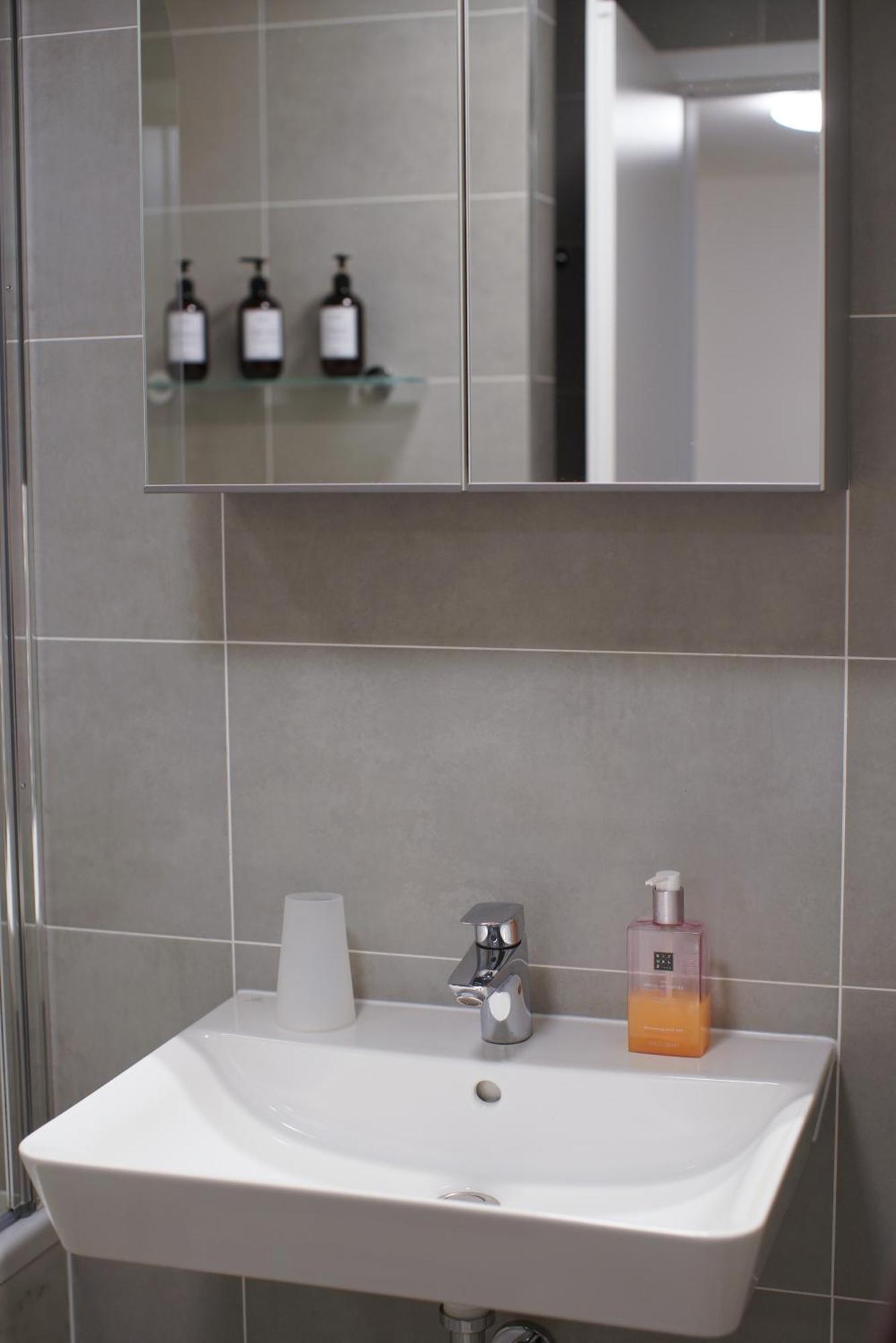 Holesovice Delight: Modern Comfort With A Twist In Prague 7 Екстериор снимка